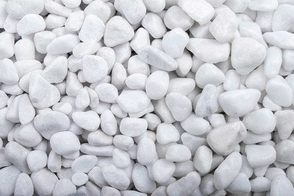 Schneeweiss getrommelt 8-16 mm – Nahaufnahme trocken (links) und nass (rechts) im Vergleich