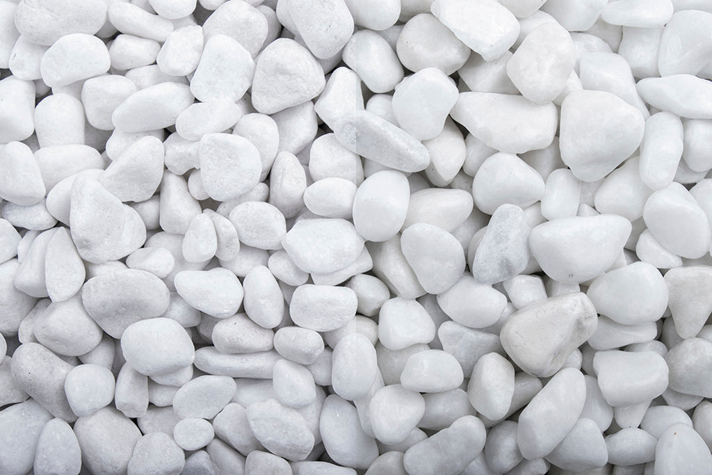 Schneeweiss getrommelt 8-16 mm – Nahaufnahme trocken (links) und nass (rechts) im Vergleich
