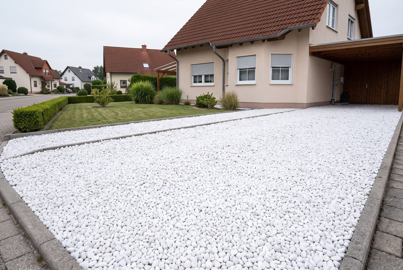 Schneeweiss getrommelt, 8-16 mm – Anwendungsbeispiel: als Einfahrt und Weg am Haus