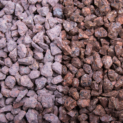 Terrasplitt 8-16 mm – Nahaufnahme trocken (links) und nass (rechts) im Vergleich