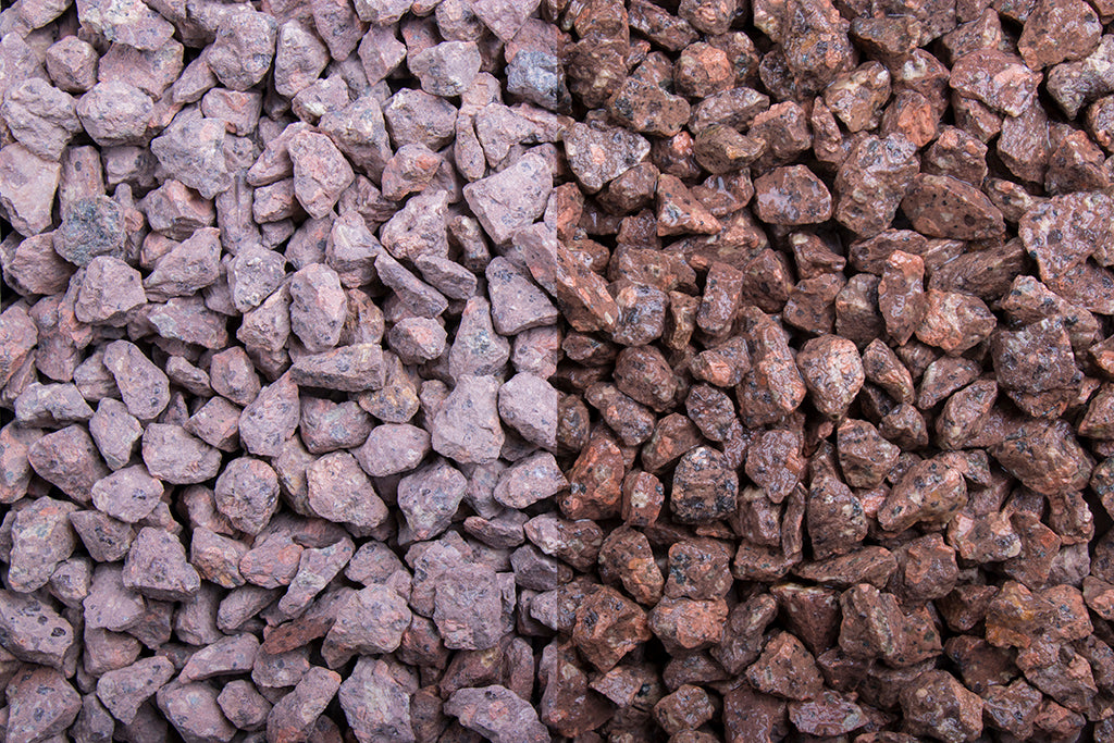 Terrasplitt 8-16 mm – Nahaufnahme trocken (links) und nass (rechts) im Vergleich