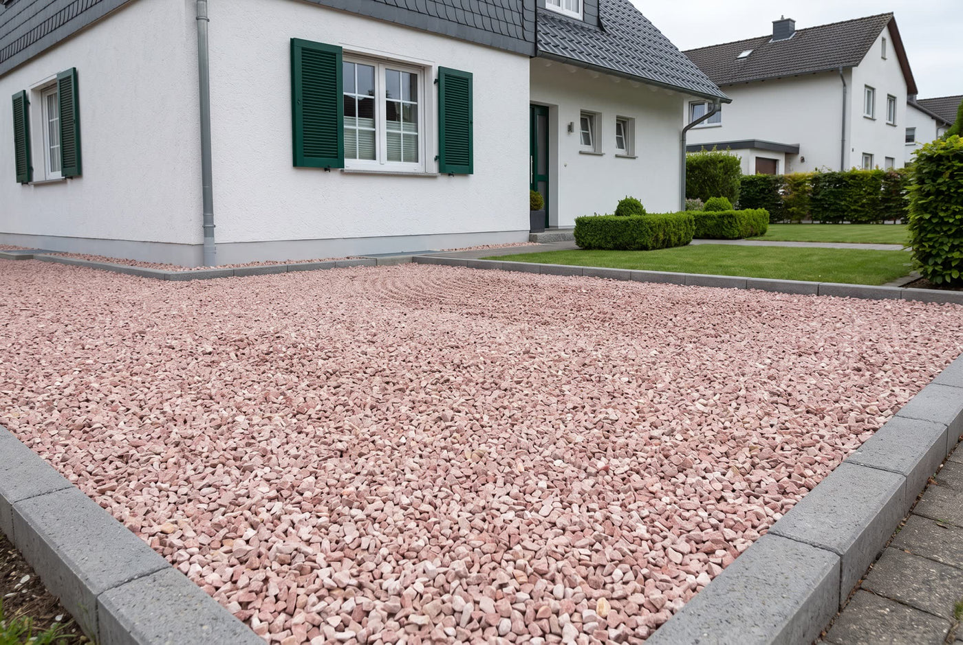 Tiroler Splitt Rot, 8-16 mm – Anwendungsbeispiel: als Einfahrt und Weg am Haus