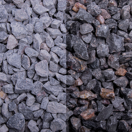Gravier des Vosges 8-16 mm – Gros plan comparatif à sec (à gauche) et mouillé (à droite)