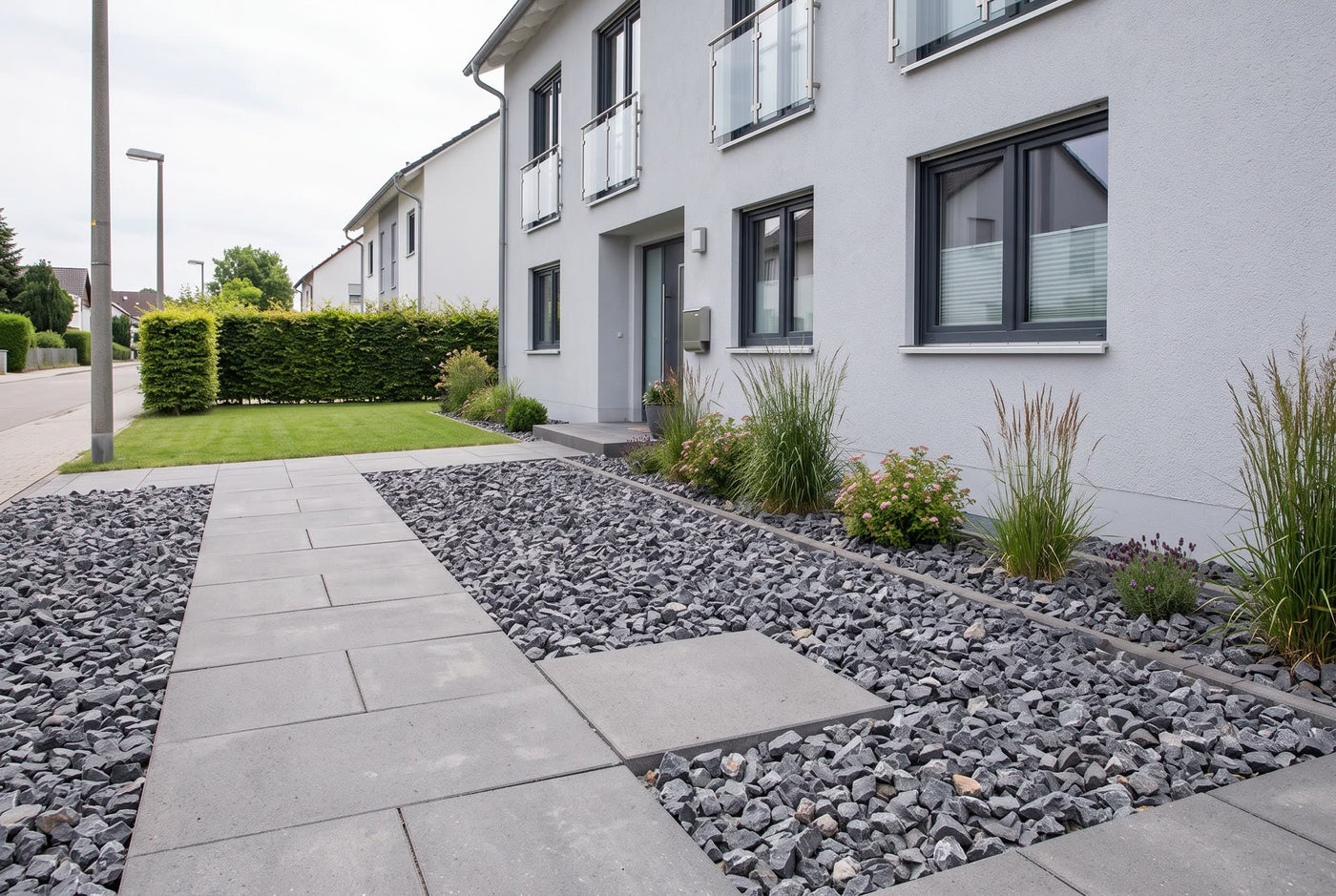 Vogesenstein SS, 32-56 mm – Anwendungsbeispiel: im Zierkiesbeet am Haus
