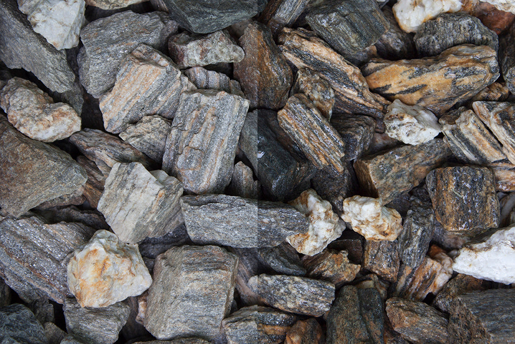 Woodstone 10-30 mm – Nahaufnahme trocken (links) und nass (rechts) im Vergleich