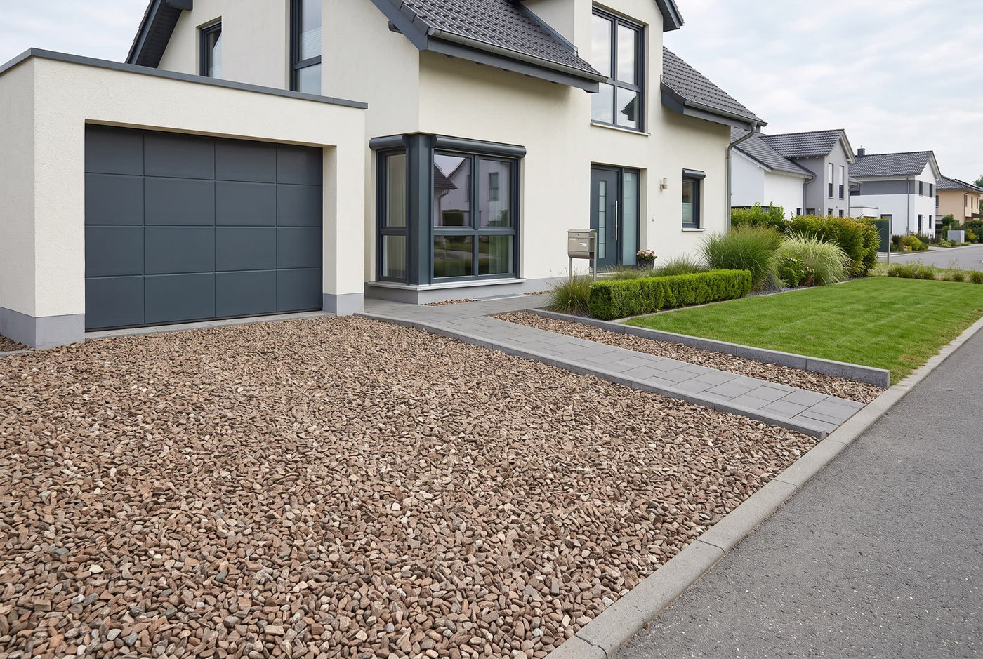 Woodstone, 10-30 mm – Anwendungsbeispiel: als Einfahrt und Weg am Haus